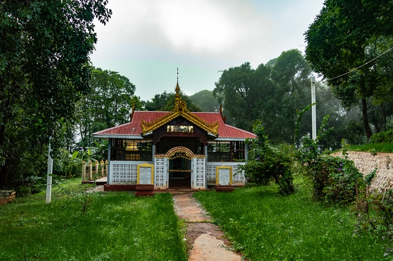 Walking around Thien Taung Paya Temple and Monastery