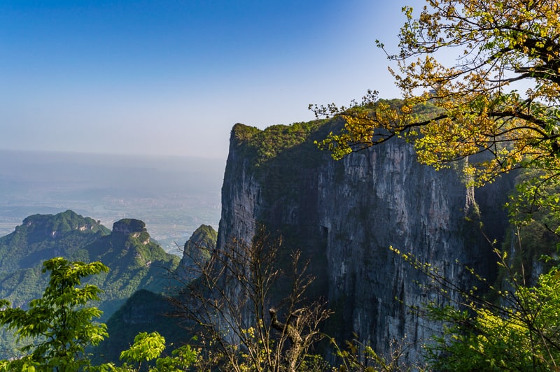 There are many peaks surrounding Tianmen Mountain