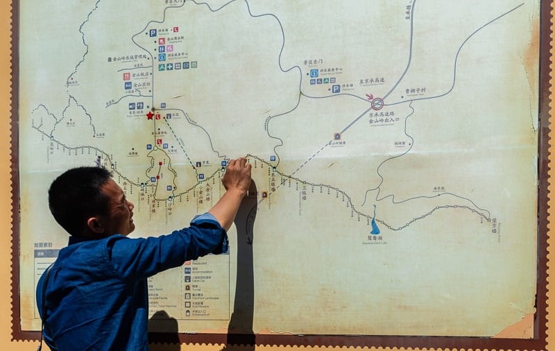 How to get to Jinshanling is explained by your guide before entering the East Gate