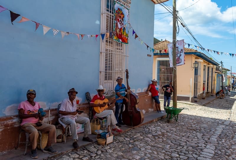 What should I expect from Trinidad's free walking tour in Cuba