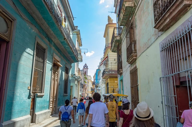 What is a free walking tour in Havana like?