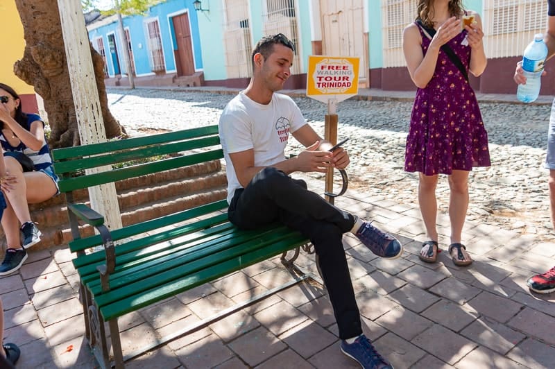 Who to take the free walking tour of Trinidad with in Cuba