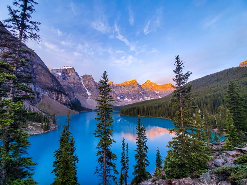 How to take the Moraine Lake shuttle bus from Lake Louise 